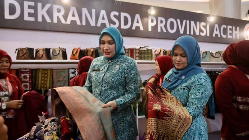Marlina Muzakir Visits Dekranasda Aceh Booth at National Craft and Wastra Exhibition