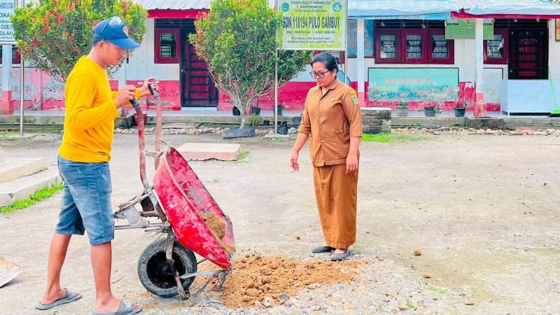 Kasat Narkoba Polres Labuhan Batu Supports Schoolyard Renovation at SD Negeri 118194