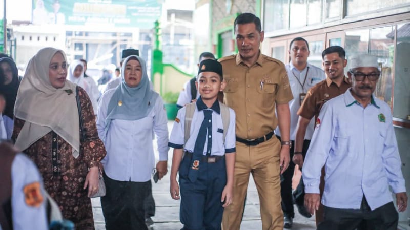 Aceh Regional Secretary Urges Fathers to Accompany Children on First Day of School