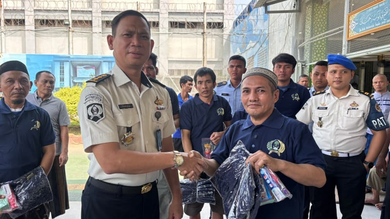 Medan Prison Distributes Thousands of Hygiene Items and Uniforms to Inmates