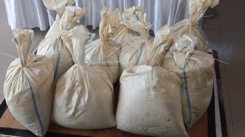 TNI Navy Foils 1.9-Ton Tin Sand Smuggling Attempt to Malaysia in Karimun