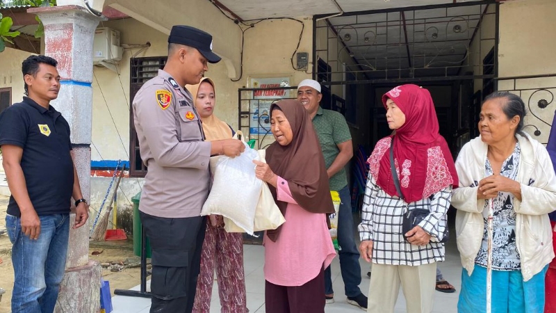 Torgamba Police Distributes Aid to Five Elderly Residents