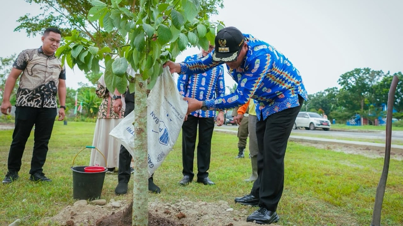 Deli Serdang Replaces Independence Day Flower Arrangements With Tree Seedlings