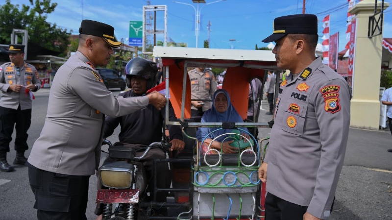 Pidie Police Chief Distributes Indonesian Flags Ahead of 81st Independence Day