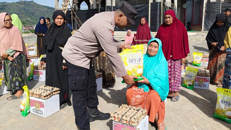 Aceh Tengah Police Distributes 50 Food Packages Through &ldquo;Jumat Berkah&rdquo; Program