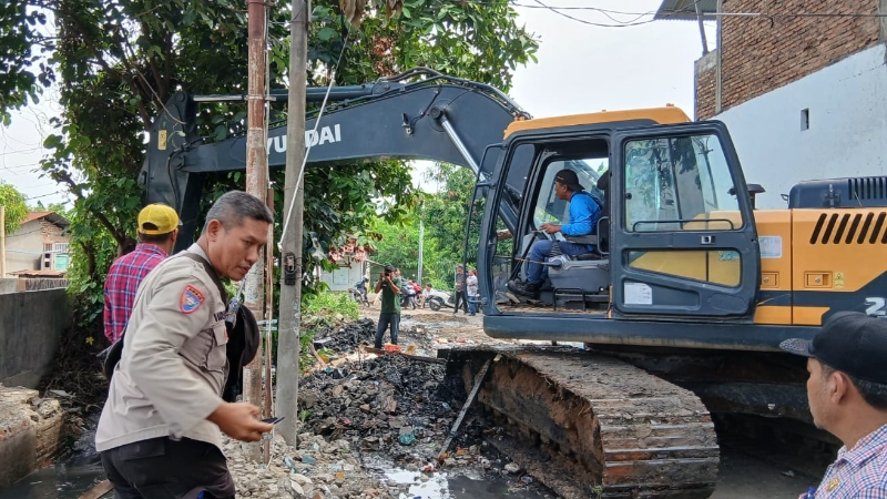 Medan Estate Village Normalizes Drainage Canal Along Jalan Peratun