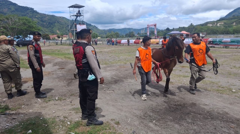 Aceh Tengah Police and TNI Secure Traditional Gayo Horse Race
