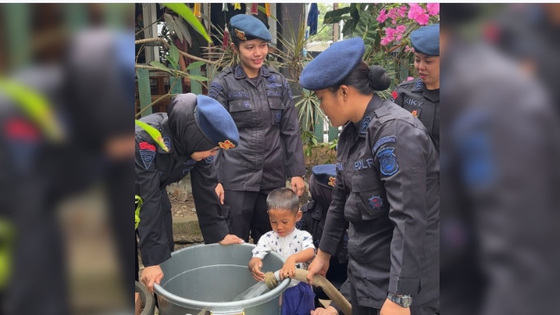 Jambi Policewomen Distribute Clean Water to Al-Amin Orphanage