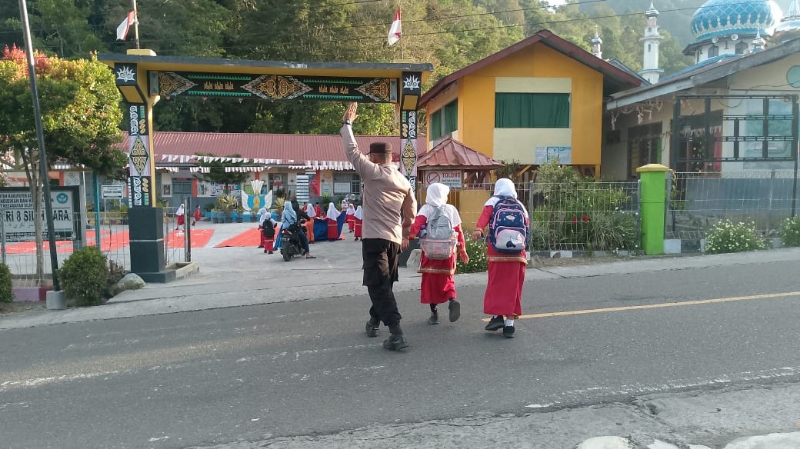 Silih Nara Police Regulate Morning Traffic in Front of SD Burni Bius