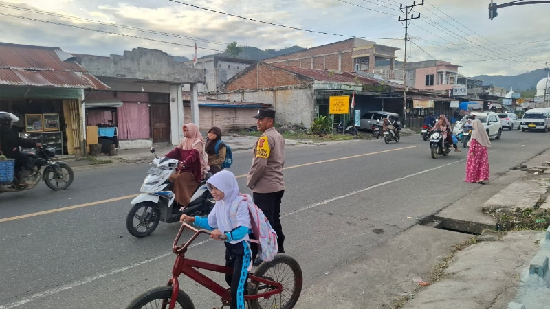 Pegasing Police Assist Students Crossing Road During Morning Rush Hour