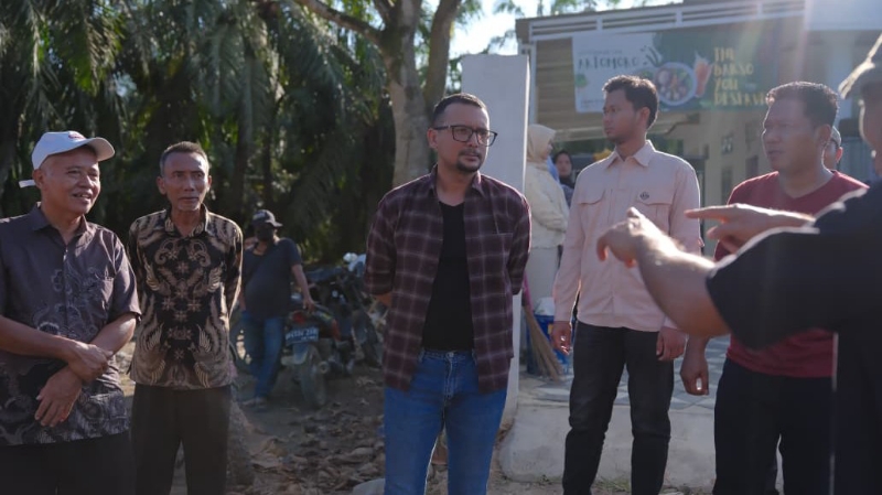Labuhanbatu Selatan Regent Inspects 400-Meter Concrete Road