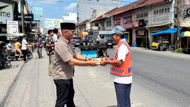 Satresnarkoba Labuhanbatu Selatan Distributes Lunchboxes, Highlights Humanitarian Side of Police