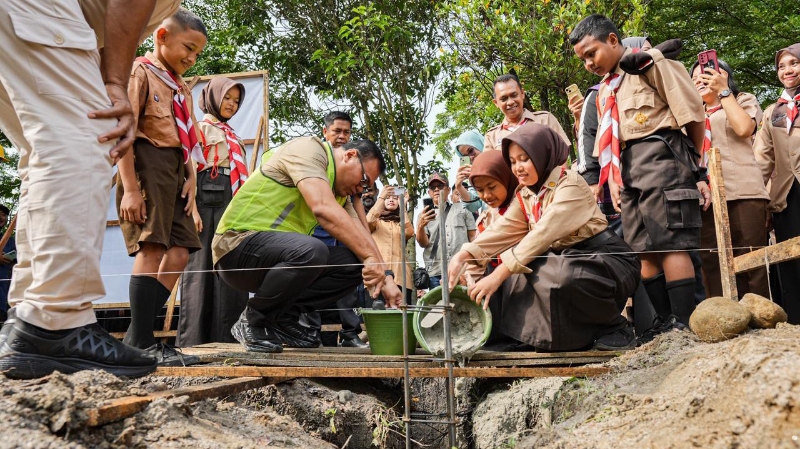 Deli Serdang Regent Breaks Ground for New Classrooms at SMPN 1 Beringin