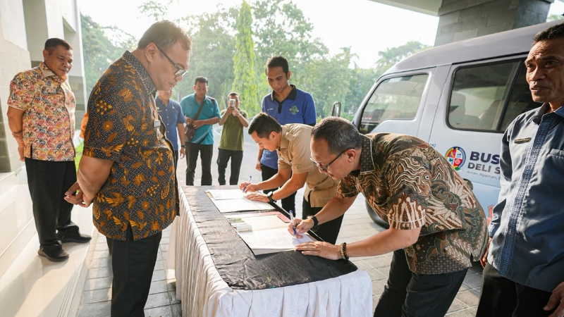 Deli Serdang Hands Over Two Buses for Education and Library Services