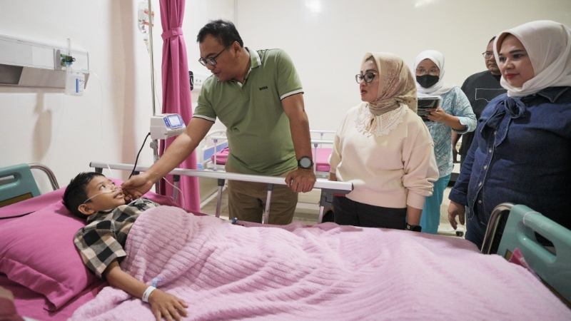 Deli Serdang Mayor Visits Sick Student in Hospital