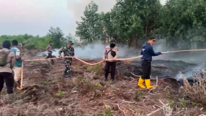Brimob Jambi Puts Out Fire at Tahura Batanghari