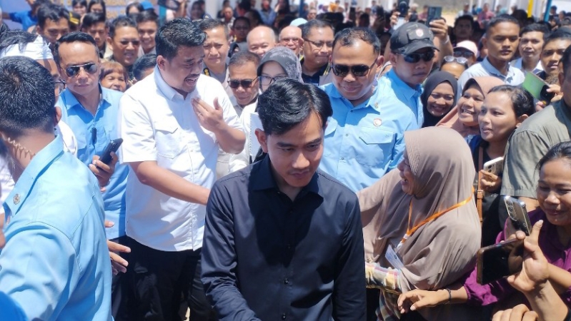Gibran Hands Over Home Ownership Certificates to 40 Disaster-Affected Sibolga Residents