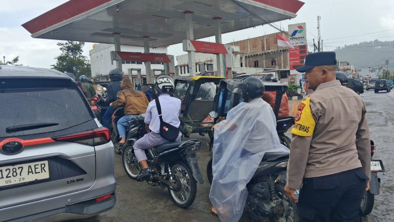 Polsek Bebesen Secures Fuel Queue at Lemah Burbana Gas Station