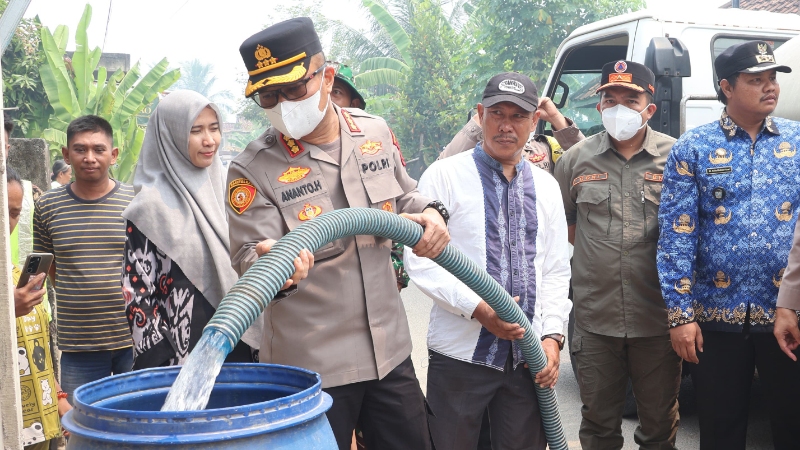 Jambi Police Distribute Clean Water and Free Masks