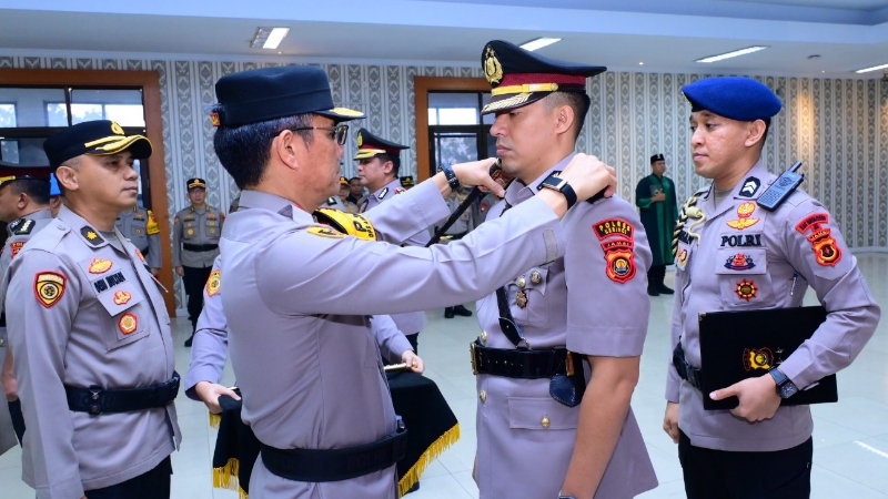 Jambi Police Chief Leads Handover of Five Senior Officers