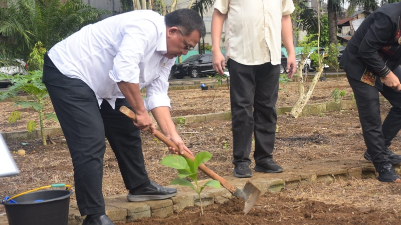 Ecological Turn: Deli Serdang Deputy Regent Plants Red Teak at UISU