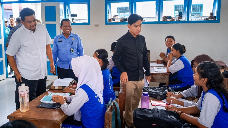 Gibran, Bobby Nasution Inspect Reconstruction of SMA Negeri 1 Barus