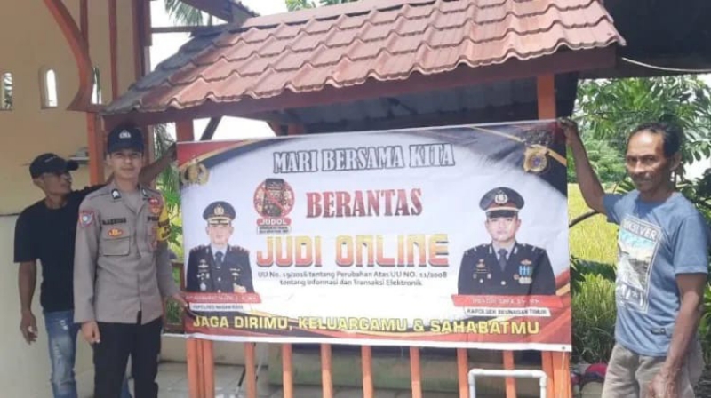 Seunagan Timur Police Educate Residents on the Dangers of Online Gambling