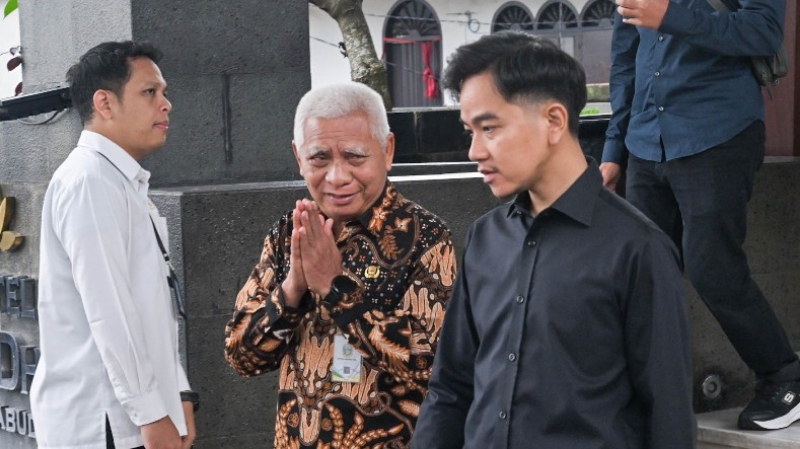 Vice President Gibran Visits Alleged MBG Poisoning Victims in Karo