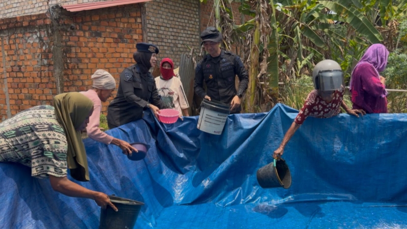 Jambi Police Brimob Distributes Clean Water to Sarang Burung Residents
