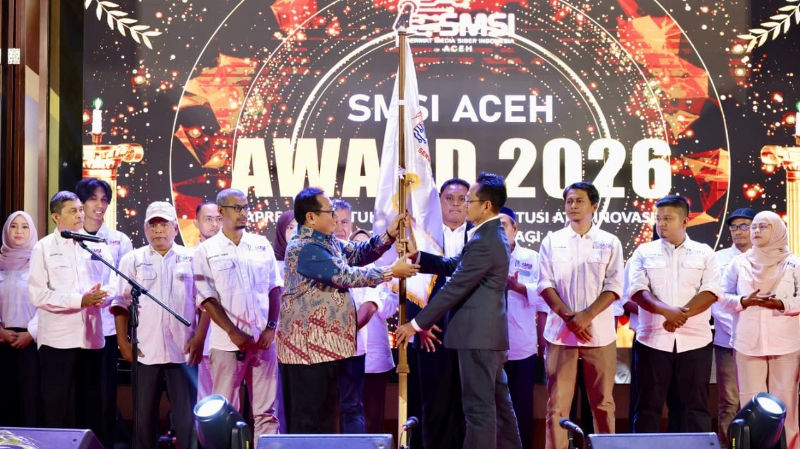 Fadhlullah Receives SMSI Aceh Award 2026 for Strengthening Sharia Economy