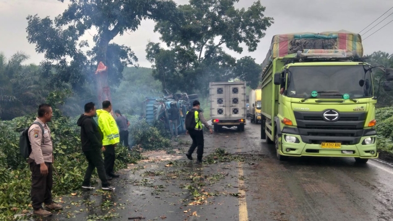 Delivery Van Crashes Into Tree, Traffic on Jalinsum Sisumut Temporarily Disrupted