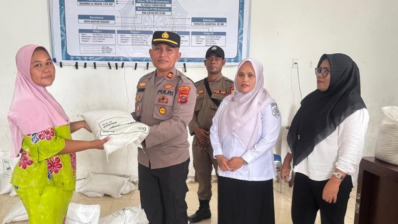 Sungai Kanan Police Monitor Distribution of 111.3 Tons of Bulog Rice