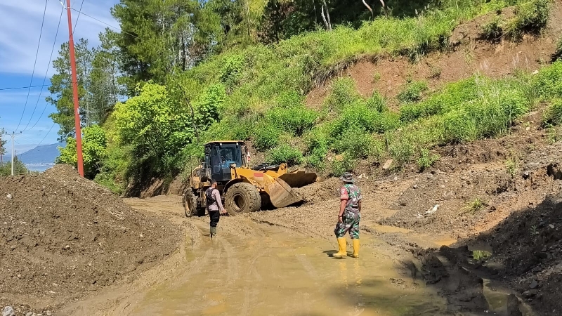 Another Landslide Blocks Takengon-Bintang Road, Police Regulate Traffic