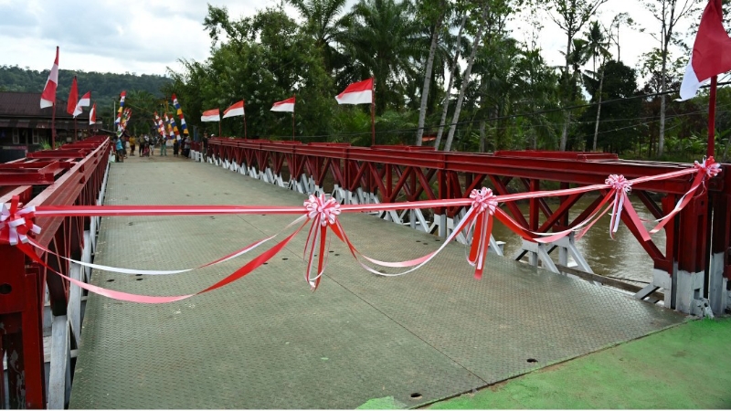 Bobby Nasution Inaugurates Bailey Bridge in Parjalihotan, Tapteng