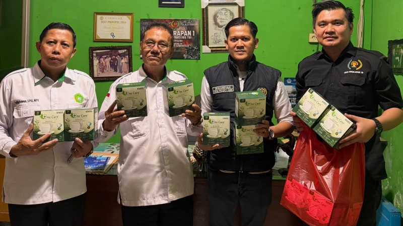 PWI Jambi Distributes 500 Masks to SMA YPWI Students