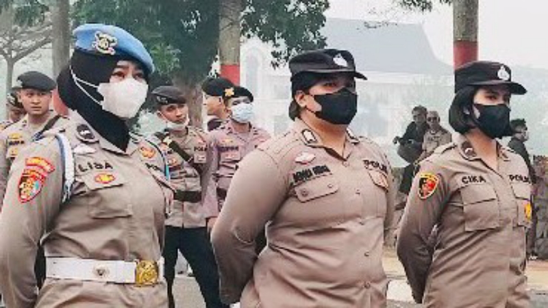 Jambi Policewomen Defuse Tensions After Forest Fire Protests
