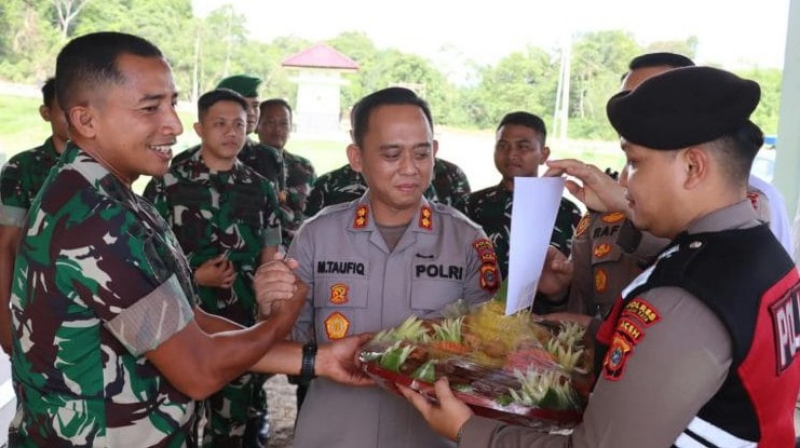 Nagan Raya Police Chief Presents Tumpeng to Mark 81st TNI Anniversary