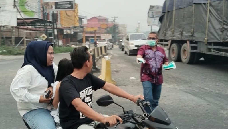 AMPG Distributes Masks to Protect Residents from Smoke in Labuhanbatu Selatan