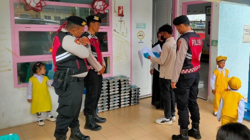 Aceh Tengah Police Escort Free Nutritious Meal Distribution