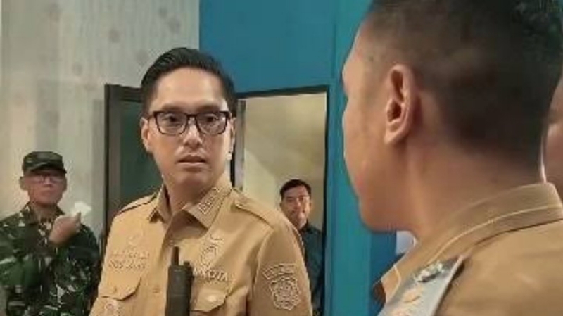 Rico Waas Reprimands Dwi Kora Village Head Over Neglected Office