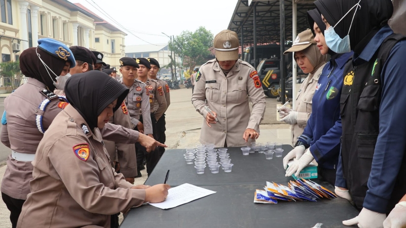 Jambi Police Propam Inspects Officers&rsquo; Mobile Phones and Conducts Urine Tests