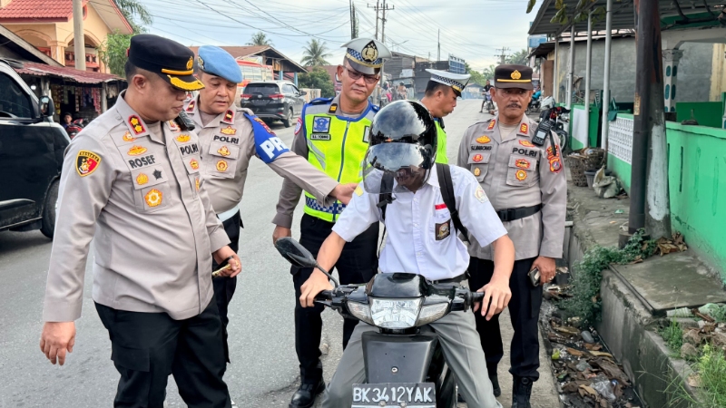 Labuhanbatu Selatan Police Chief Hands Out Free Helmets and Directs Traffic