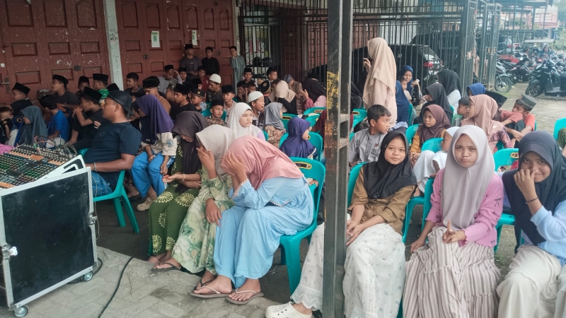 Golkar Supports 100 Orphans and Awards Umrah Trip to Long-Serving Member