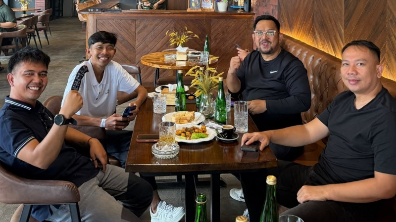 Vicky, Bedu and Dede Share Breakfast After Boxing Showdown in Jambi