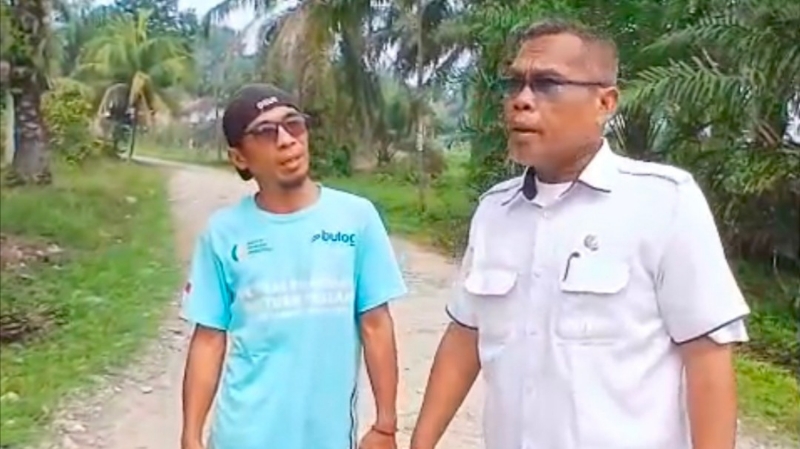 Kotapinang Village Chief Inspects Infrastructure on Jalan Mitra Halim