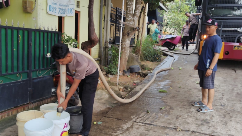 Barelang Police Distribute Clean Water to Batam Residents
