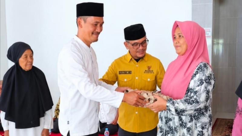 BAZNAS Distributes 30 Food Parcels to Elderly and Needy Residents in Labuhanbatu Selatan